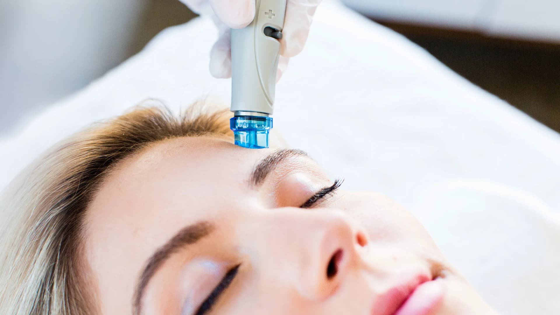 Naturally Beautiful: Expert Facial and Eye Treatments with Plant-Based Extracts