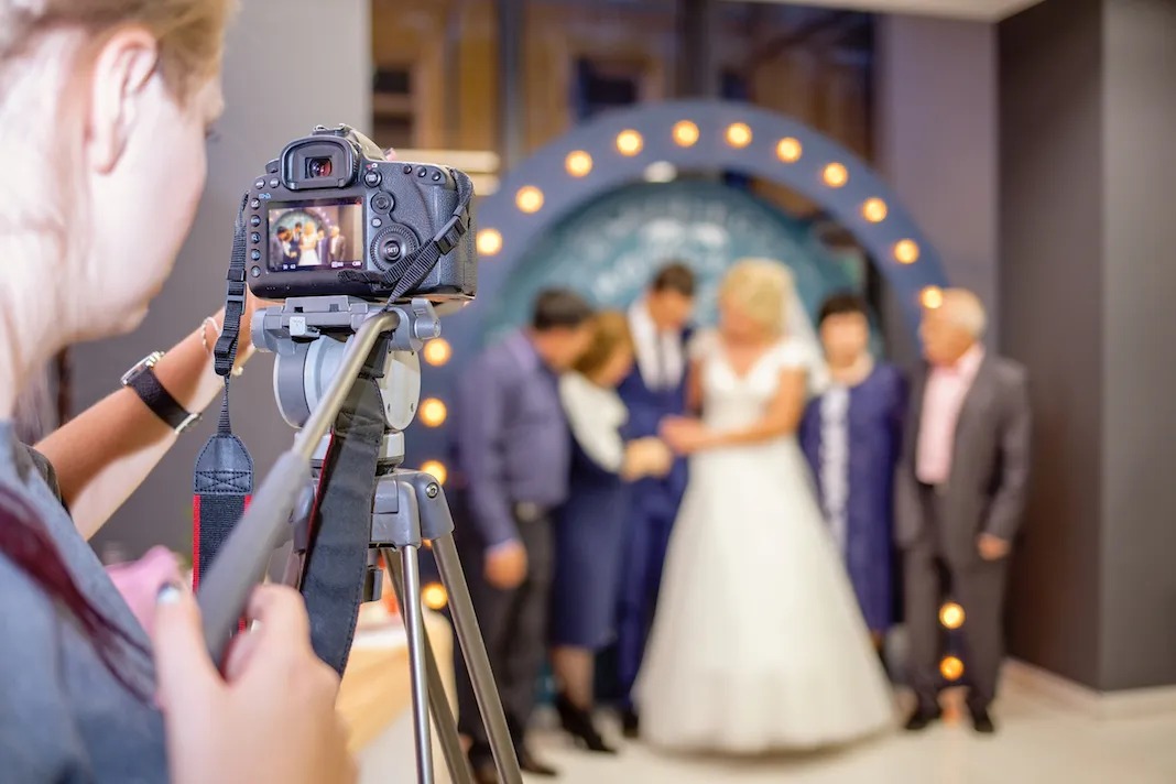 Rizing Falcon Photography: Wedding Photographer Focused on Genuine, Unscripted Love